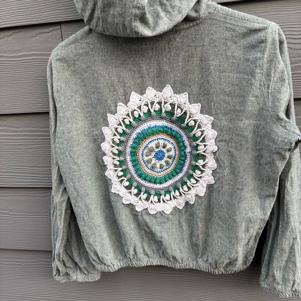 Light hoodie with crochet - Picture 9 of 10